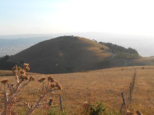 Monte San Rufino - Resti di Castelliere a doppia cinta sulla cima.